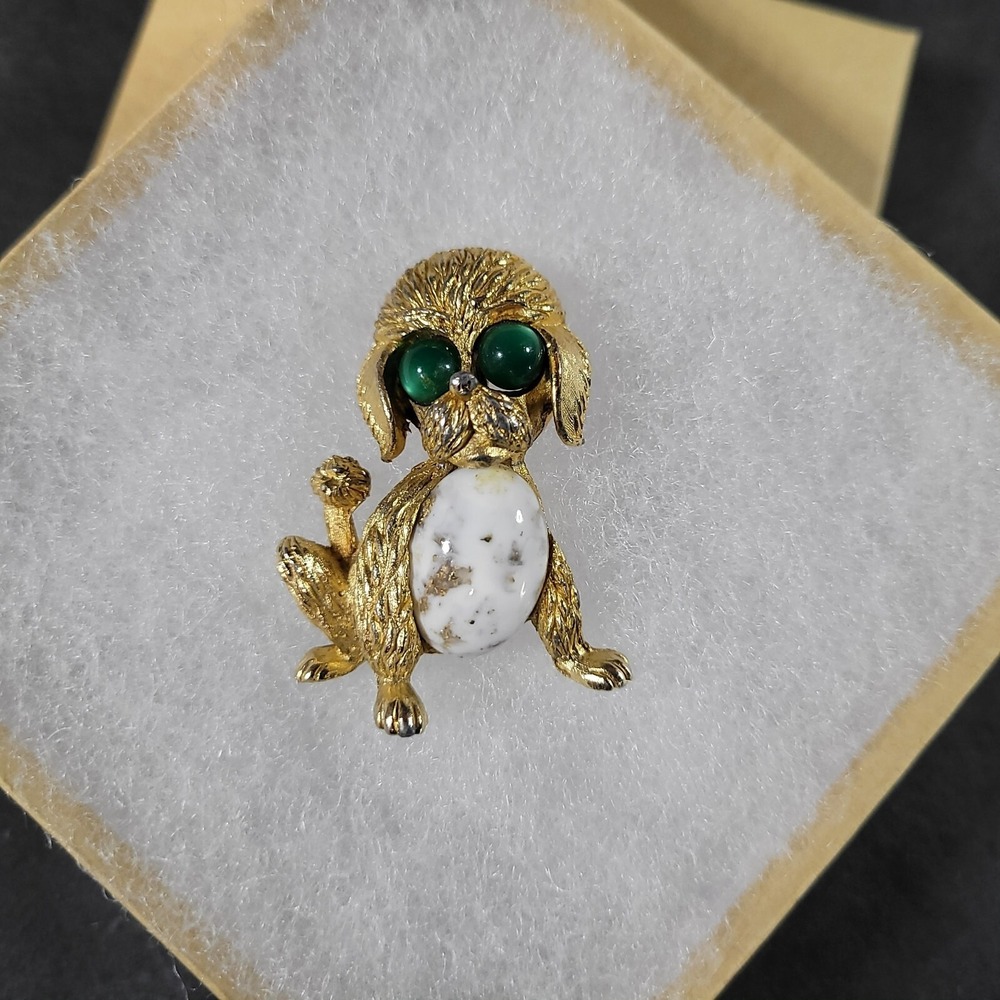 VTG Crown Trifari Big Eye Dog Brooch w/Green Glass Beads White Gold Fleck Belly